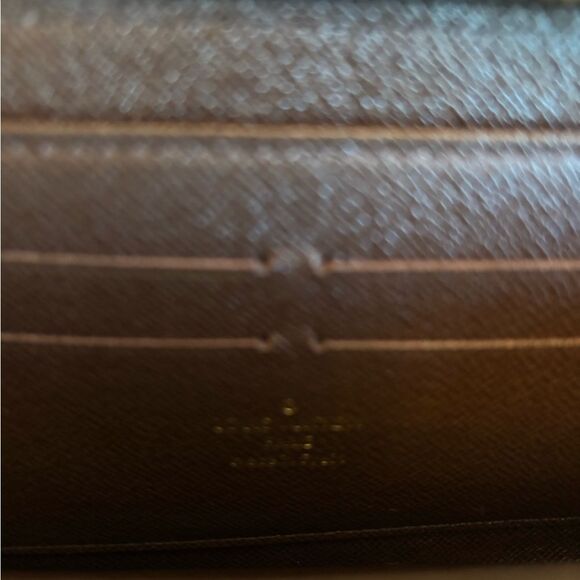 Authentic Louis Vuitton zippy wallet - Picture 8 of 10